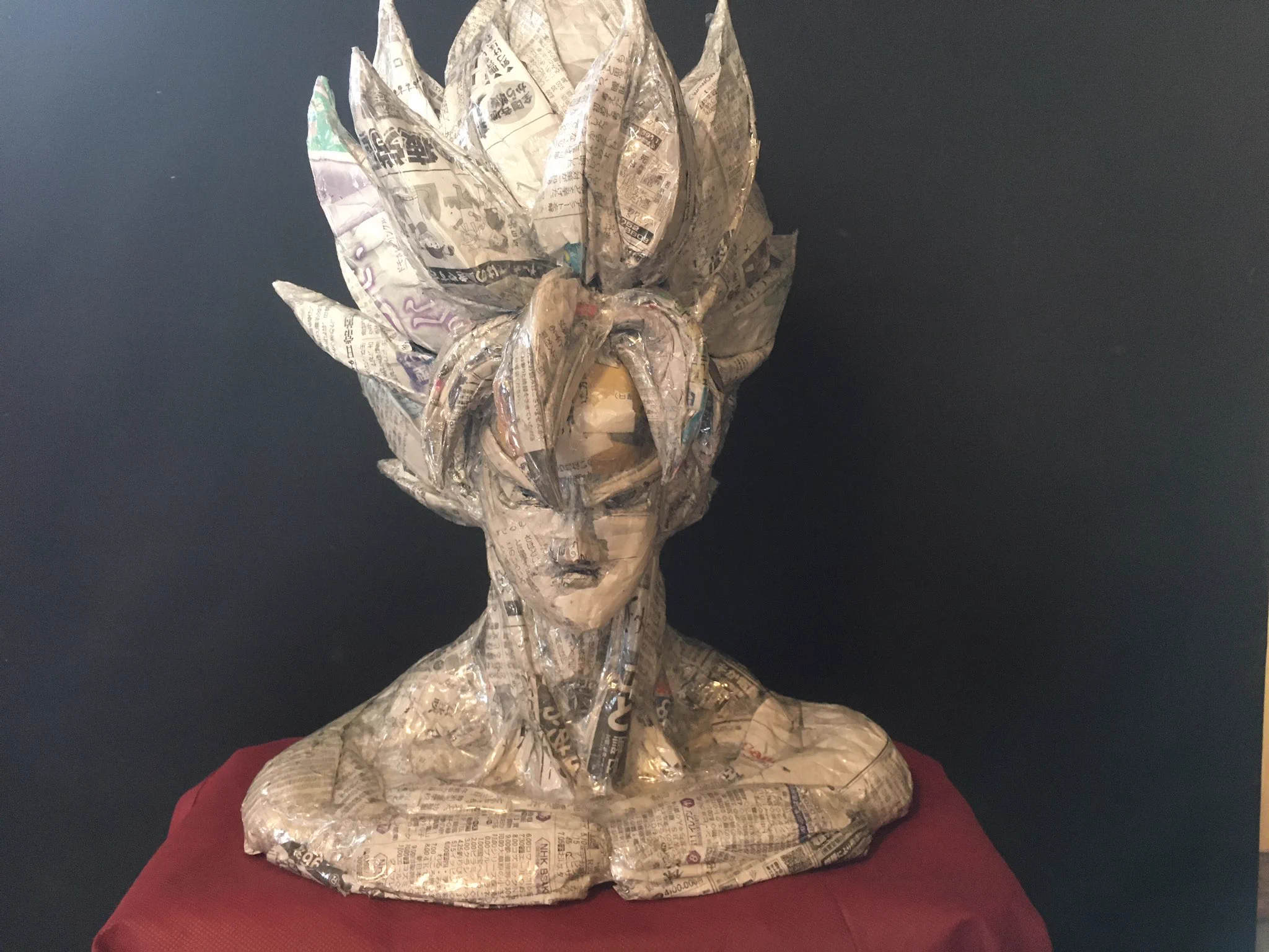 @mayuchi0526 めっさ見えます。黒と赤ですかね？新聞も悟空に見えますか？ 