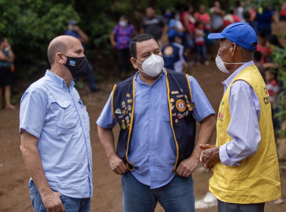 JaviSiman's tweet photo. Critique quien critique nosotros en @ANEPElSalvador tenemos claro que estamos para servir. https://t.co/K6mRx8svUx
