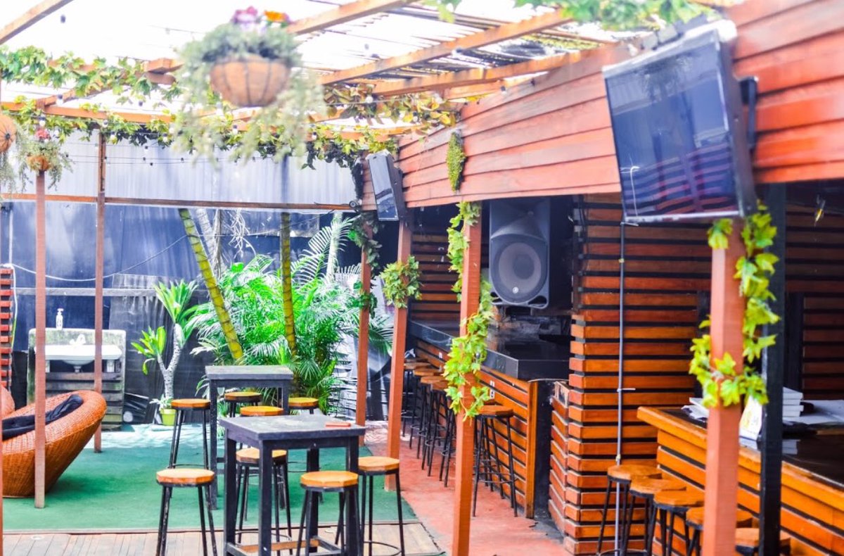 4) “BAMBOU LOUNGE” Reu Frederick Foe, Hippodrome Yaoundé