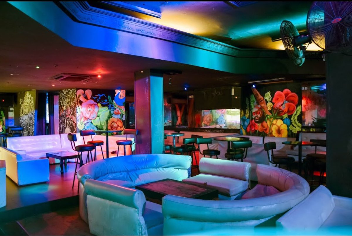 4) “BAMBOU LOUNGE” Reu Frederick Foe, Hippodrome Yaoundé