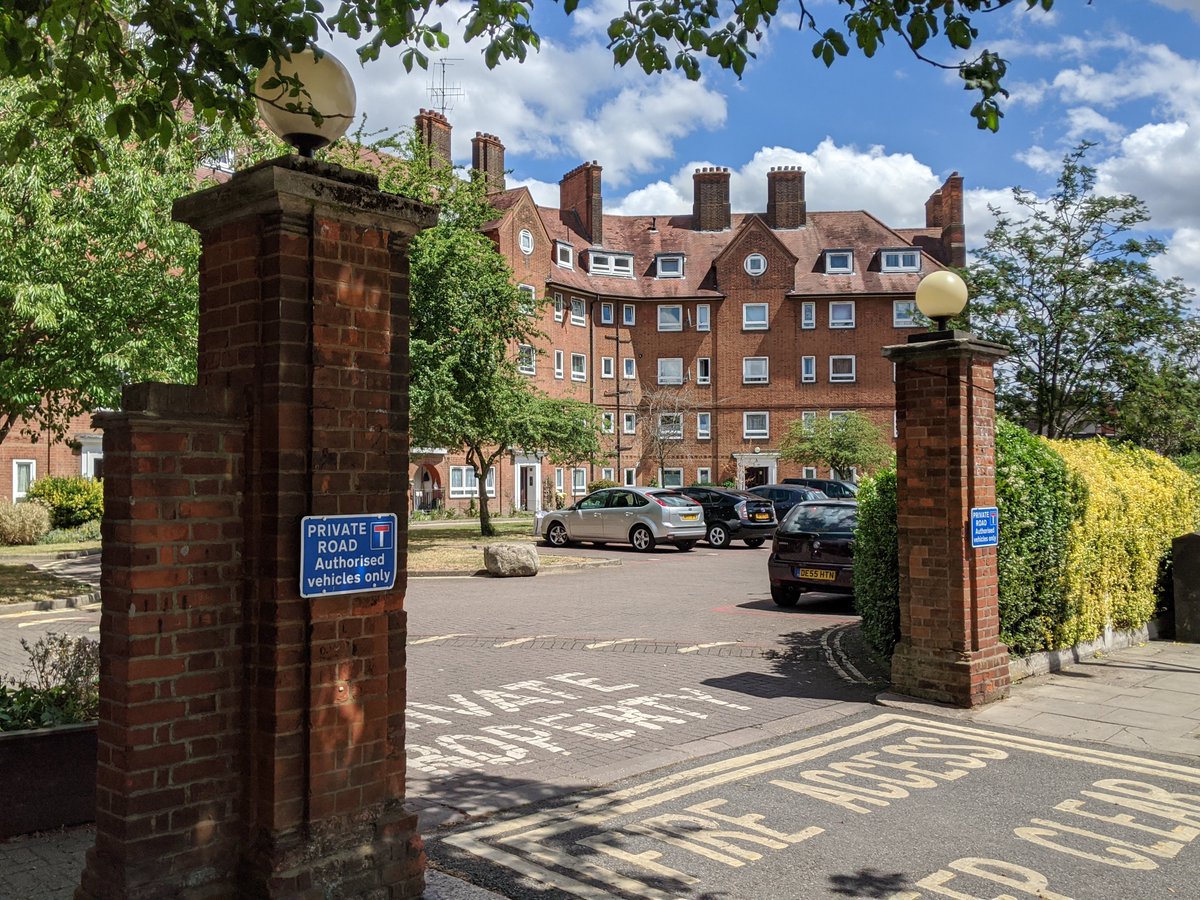 14/ Arriving at Hampstead, you find South End Close, opened by Hampstead Metropolitan Borough Council in 1920 - a rare example of tenement housing built under the 1919 Housing Act. It had electric lighting and hoists for coal and refuse but passenger lifts came later.