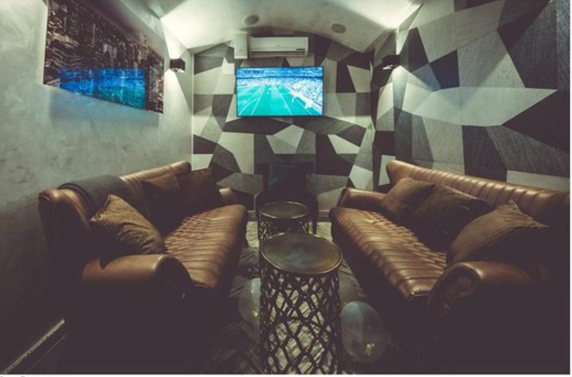 If you Ever think of visting YAOUNDÉ or you are in Yaoundé and planning on a romantic date with her, here is a THREAD of good areas recommended for you.    #237TwitterVAR1) “THE FAMOUS”~~BASTOS YAOUNDÉ Classic restaurantAverage price: 15000frs