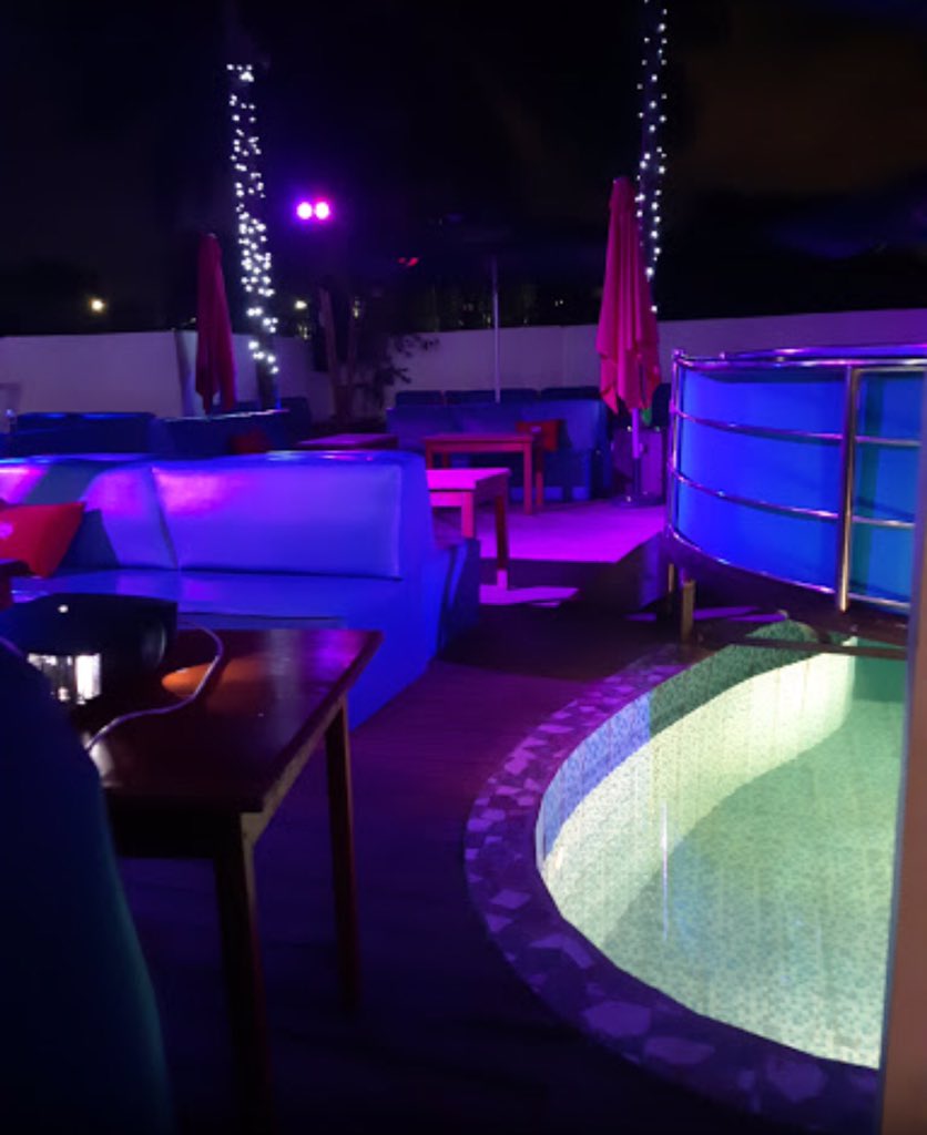 15) “CIRCLE CLUB”   BASTOS Restaurant, club, pool Average price: 5000frs