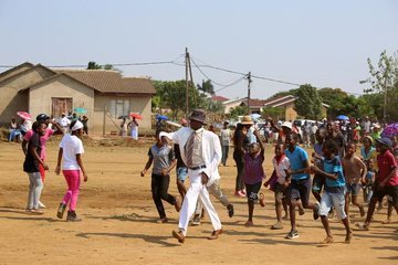 Sdebu3Thunder's tweet image. Follow Me if you enjoyed Leon Schuster's films