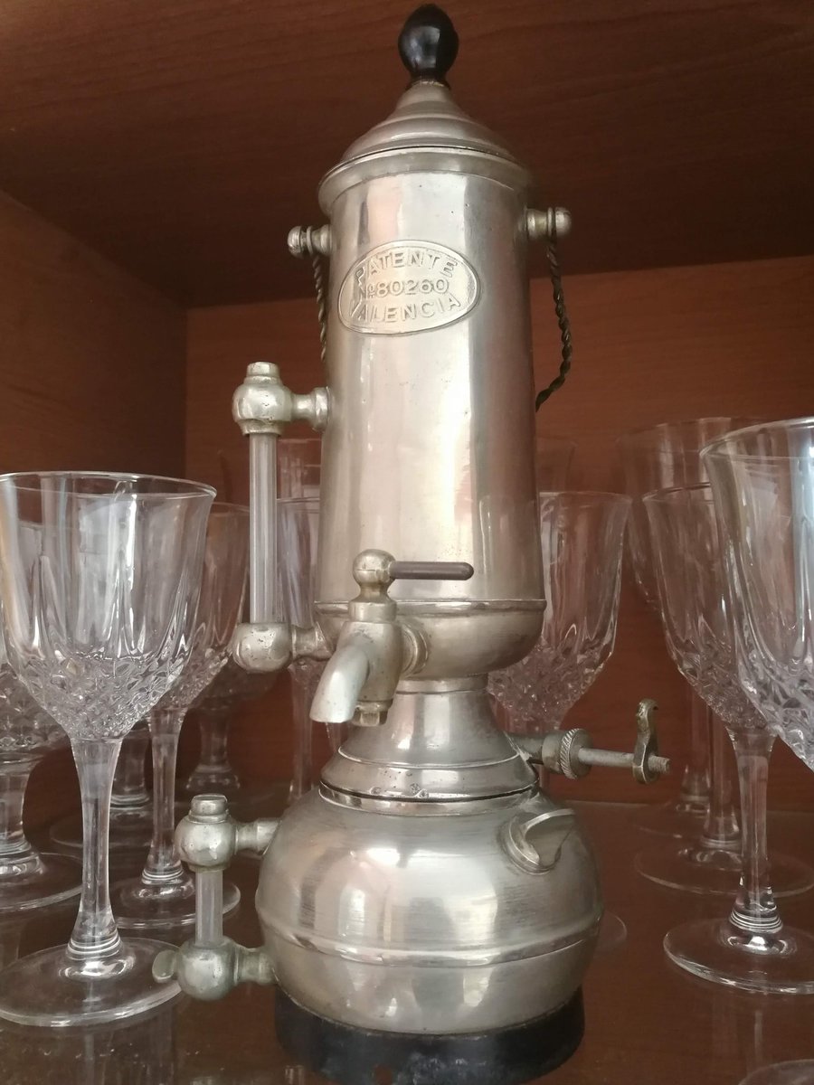 @Sexmero Buenas tardes.
Mi abuelo nos contó que un italiano le "robo" la idea y la patente de la ahora conocida como cafetera italiana. Siempre quise creer esa historia :) Aún conservamos un prototipo de esa proto- cafetera