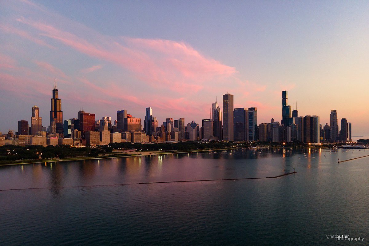 barrybutler9's tweet photo. Another view of Friday's sunrise in Chicago.  #ilwx #news #chicago #weather https://t.co/ju3tL16NAA