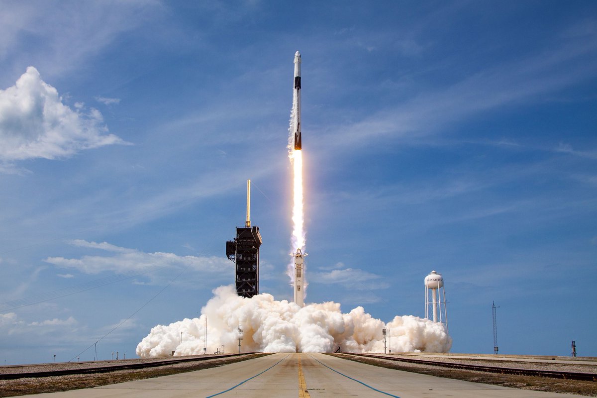 EclipseOntap's tweet photo. Ep. 33 - “Manned Spaceflight Returns to American Soil” is now LIVE! We discuss the monumental @spacex Crew Dragon launch, ponder @nascar style wraps for road bikes, & sample tasty beers from our friends at @eclipticbrewing. Link in bio! #getoutlookup (photo credit: @spacex) https://t.co/cnOQLdpmXj