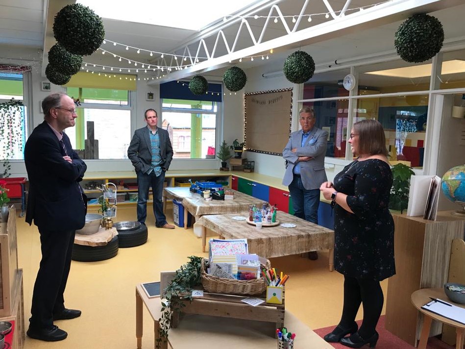 Education_NI's tweet image. Minister Weir visited the @NewtownardsS today. He met with Principal Joanne Dunne, school governors and principals from local nursery schools. After a school tour, a range of matters were discussed including plans for restarting in September and issues faced due to Covid-19.