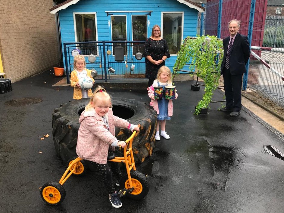 Education_NI's tweet image. Minister Weir visited the @NewtownardsS today. He met with Principal Joanne Dunne, school governors and principals from local nursery schools. After a school tour, a range of matters were discussed including plans for restarting in September and issues faced due to Covid-19.