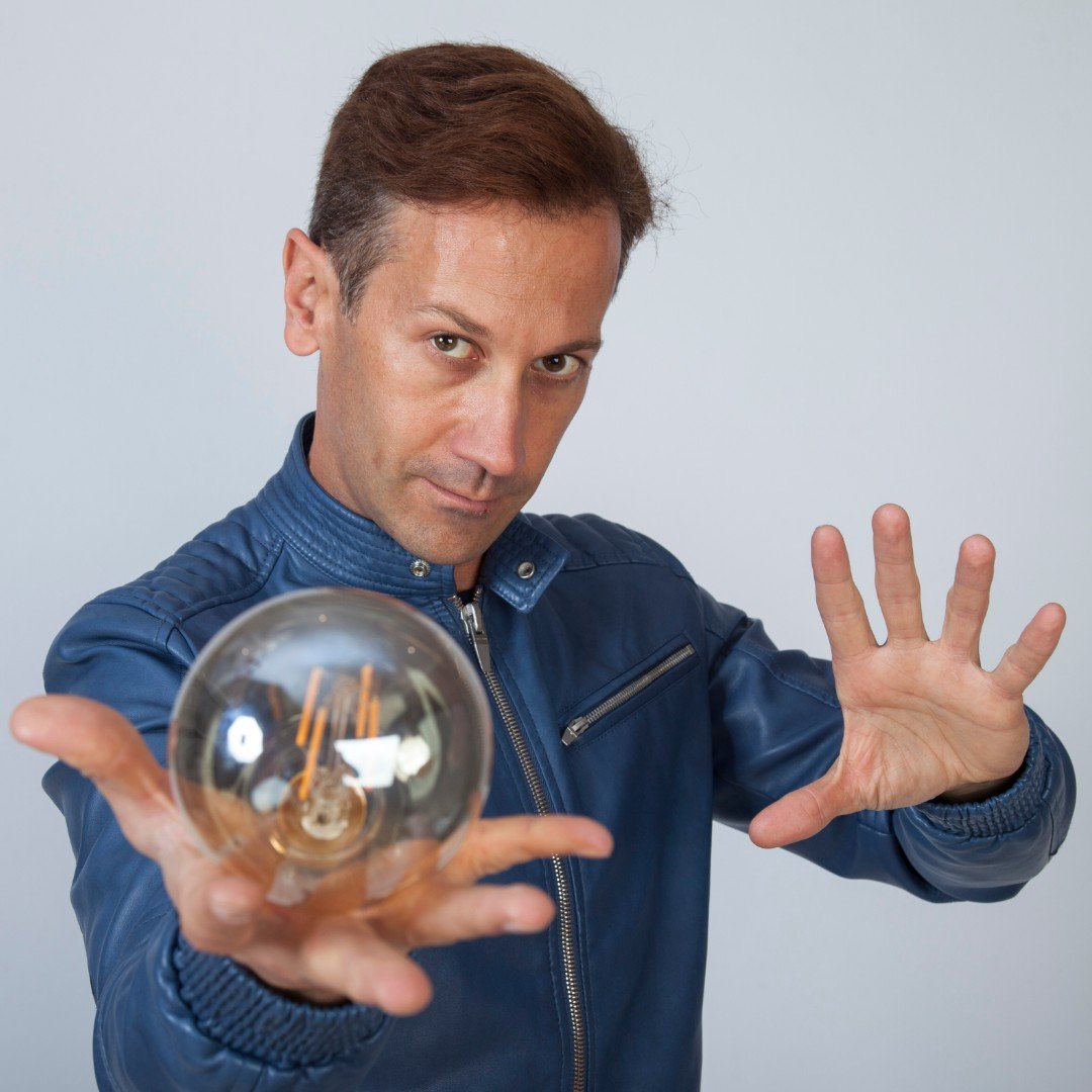 📣📣Quedáronnos unhas prazas libres na nosa 🧙‍♂️#EscoliñadeMerlínseMorganas🧙

Bule e inscribe o teu aprendiz/a de mag@ neste #Campamentovirtual de maxia (Do 22 xuño ao 18 xullo), impartido por <a href="/PedroVolta/">PedroVolta</a>, un dos ilusionistas galegos máis internacionais

ℹ️bit.ly/EscoliñadeMerl…