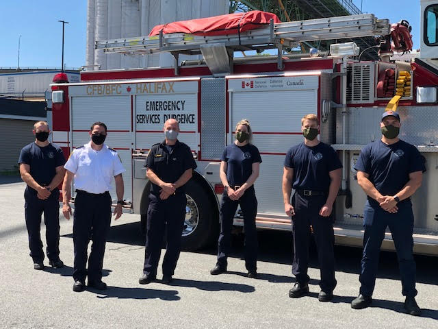 CFB_BFCHalifax's tweet photo. Bonne Semaine nationale de la fonction publique #SNFP2020! Merci aux membres du Service d’incendie de l’arsenal CSM & à l’équipage du remorqueur Glenside du CPSM. #BravoZulu à ces précieux fonctionnaires! Nous vous remercions, comme toujours, pour tout ce que vous accomplissez 👏 https://t.co/LSV79K4cQ5