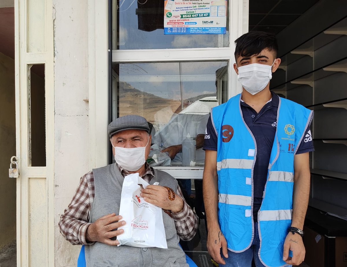 DerikMasa's tweet photo. #VSDG ekiplerimiz, Cumhurbaşkanlığımız tarafından 65 yaş ve üstü vatandaşlarımıza hediye olarak gönderilen ve içinde Cumhurbaşkanımız Sayın Recep Tayyip ERDOĞAN’ın mektubunun da bulunduğu hediye paketlerini “Değerli Yaşlılarımıza” ulaştırmaya devam ediyor. https://t.co/Onqkd6HDyi