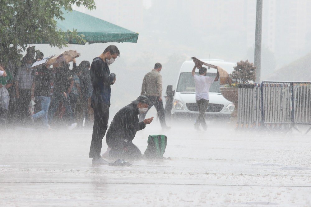 Ankarada cuma namazı sırasındaki yağış. Yılın fotolarından