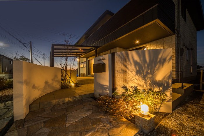 癒樹工房 ゆうきこうぼう En Twitter 石積みの台に設えたマリンライトは植栽の陰影を映し出して幻想的な空間に エクステリア 外構 ライトアップ 庭 ガーデン アプローチ 庭のある暮らし お庭計画 庭のデザイン 人工芝 目隠し 癒樹工房