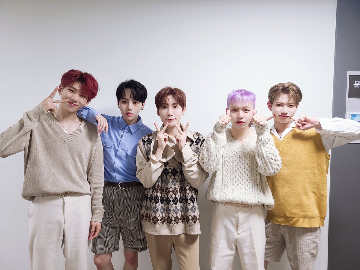 officialD1CE's tweet photo. [📸] 생방송~#뮤직뱅크!!!! 됸리들 오늘 무대 잘 봤나요~?? 오늘은 재킷 촬영 때 입었던 옷 입었는데 마음에 들었으면 좋겠다 🤗 우리 됸리들 좋은 것만 보고 좋은 것만 듣자~~사랑해~❤❤ 
⠀
#D1CE #디원스
#Draw_You #너를_그린다
#DRAW_YOU_디원스를_그린다 https://t.co/oRoeXIsjWh
