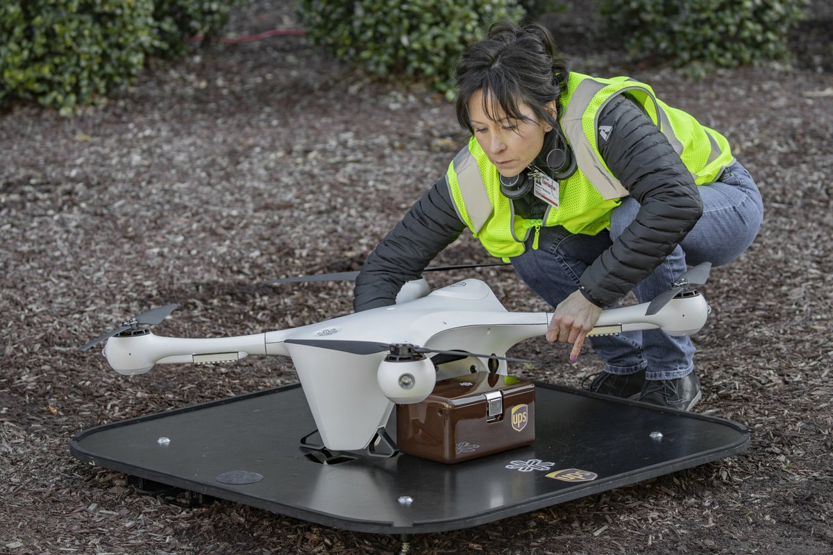 civiluavs's tweet photo. Pruebas piloto de entregas de material médico mediante #drones se suceden en diferentes partes del mundo. Un hospital de Carolina del Norte ha sido uno de los últimos centros en llevarlas a cabo (vía @cnne). https://t.co/bk3LkfMD24 #uavsenelmundo https://t.co/1xzl7Canpz