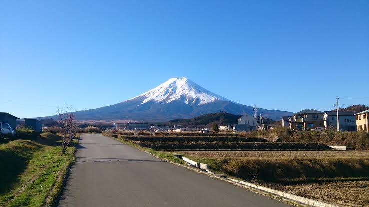 「富士山を描いてみて」と言われて本物より急な角度で描いてしまう現象と 「パーフェクトヒューマンをしている中田を描いてみて」と言われて本物より急な角度で描いてしまう現象には同じ名前がついています 