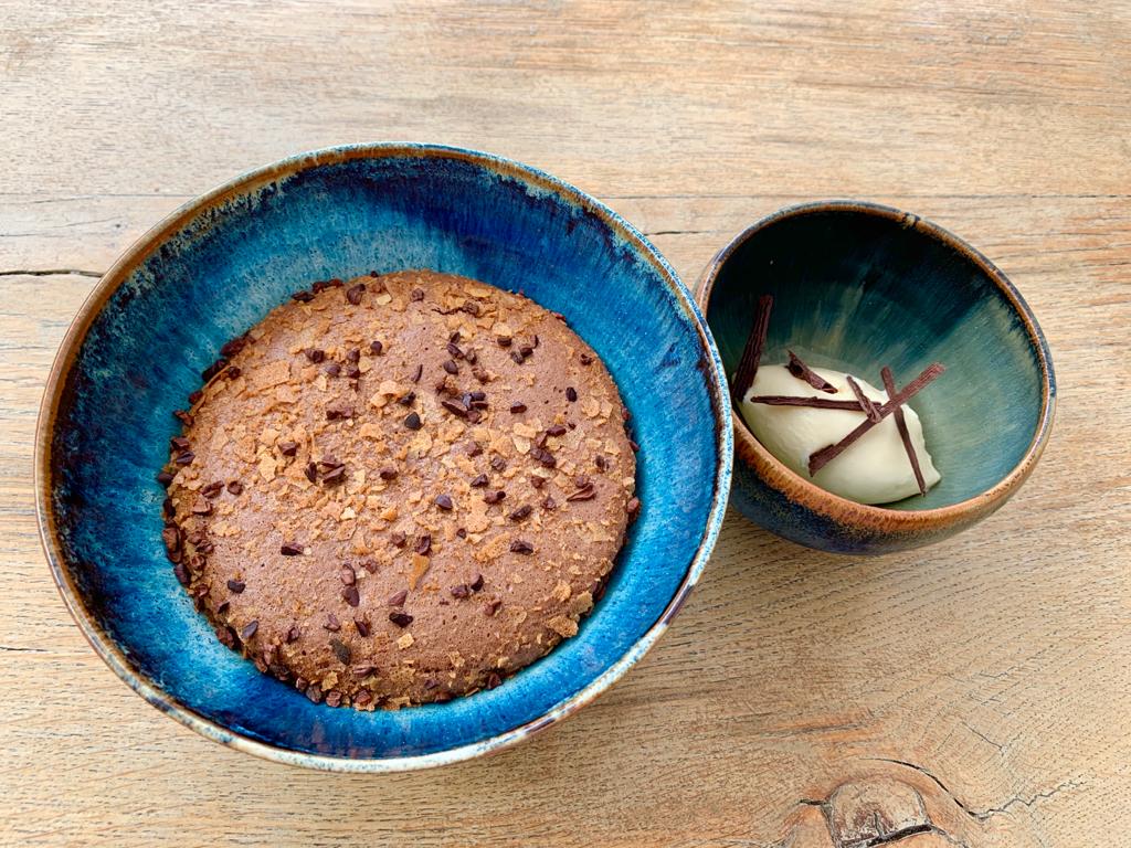 Christopher Hache, chef épanoui dans son auberge chic provençale à Eygalières. Recettes percutantes à l’image de cette subtile soupe froide de pistou aux coques, de la volaille rôtie et ses cèpes ou du soufflé chocolat égayé d’une glace au marc de Provence. #1etoile #alpilles 😋