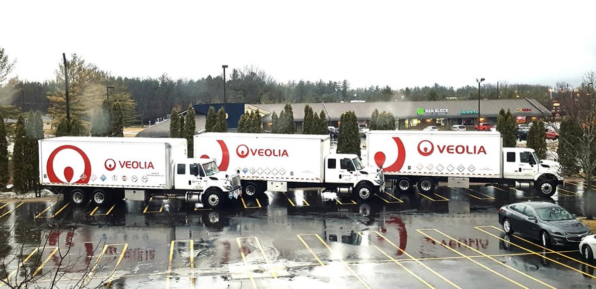 Veolia_NA's tweet photo. Our teams remain committed to #SupportTheRecovery by maintaining #EssentialServices. In Michigan, this means maneuvering around floodwaters to provide industrial #waste services, all while observing COVID-19 #safety guidelines. https://t.co/rlYxsVKiie