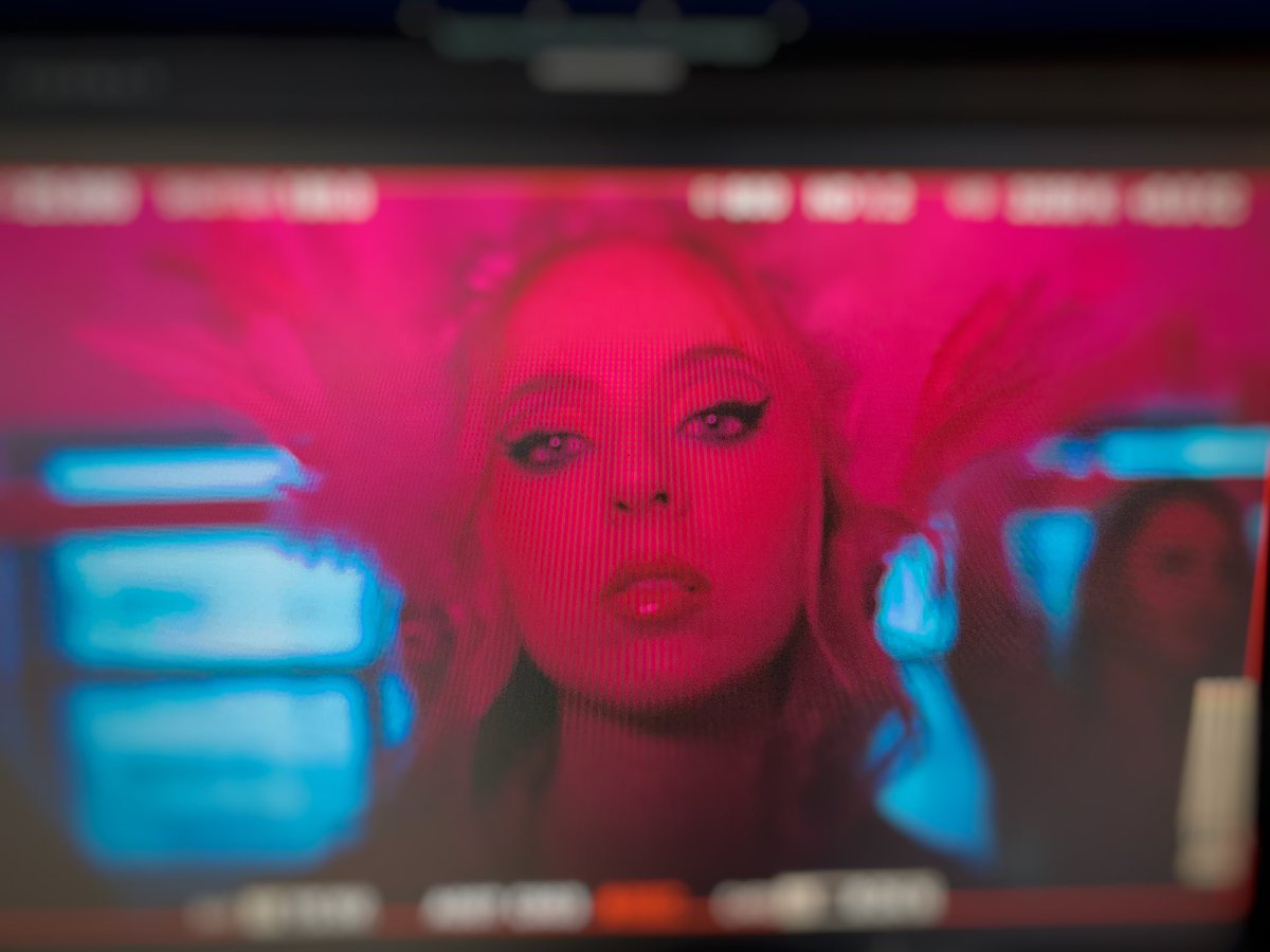 GIVING SPOILERS FROM THE MUSIC VIDEO I JUST FILMED YESTERDAY CUZ NO ONE FOLLOWS ME HERE ANYWAY MWAHAHA