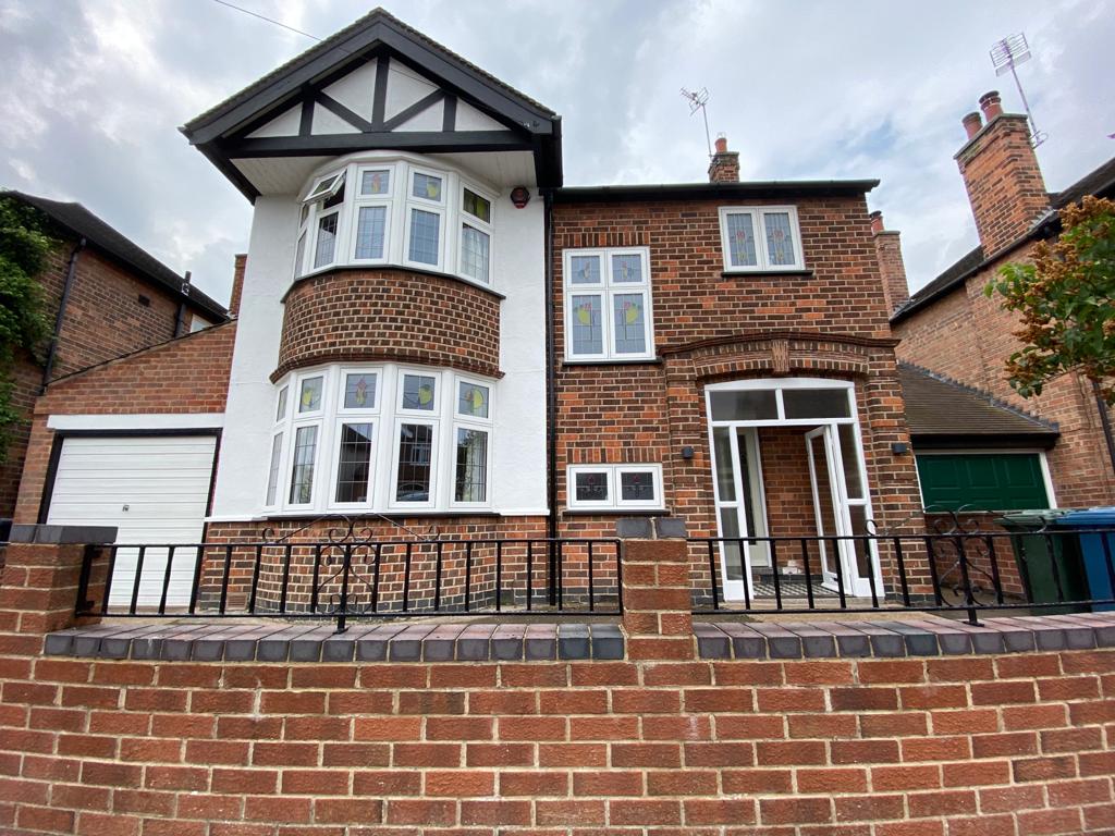 One of our favourite installations to date.  Residence Collection R7 flush casement windows with replicated stain glass and black radlington cills. Installed in West Bridgford, Nottingham.  
 #flushcasments #r7 #nottingham #premium