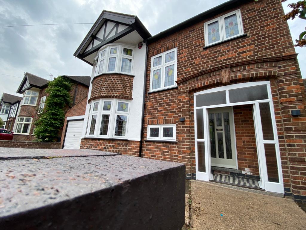 nott_win's tweet photo. One of our favourite installations to date.  Residence Collection R7 flush casement windows with replicated stain glass and black radlington cills. Installed in West Bridgford, Nottingham.  
 #flushcasments #r7 #nottingham #premium https://t.co/PZqdMypFMH