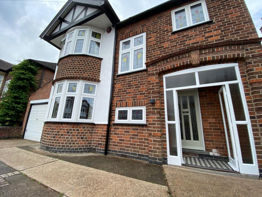 nott_win's tweet photo. One of our favourite installations to date.  Residence Collection R7 flush casement windows with replicated stain glass and black radlington cills. Installed in West Bridgford, Nottingham.  
 #flushcasments #r7 #nottingham #premium https://t.co/PZqdMypFMH