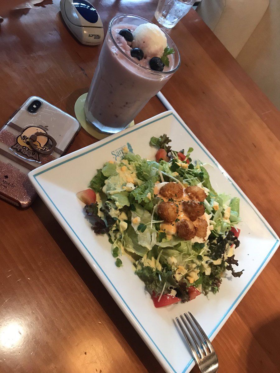 Havefun_ere's tweet photo. ミモザサラダとベリーヨーグルトスムージー☺
載せ忘れ💦
目の前で素敵女子はグラタン食す！
美味そうや☺
はよ、玉楼やれーと突っ込まれる💦
ちなみにモンストグルの管理人さんです😁クロちゃんは☺
#モンスト女子
#松山のカフェ
#santasanta
#ケーキは食べない https://t.co/VGaotdvwlA