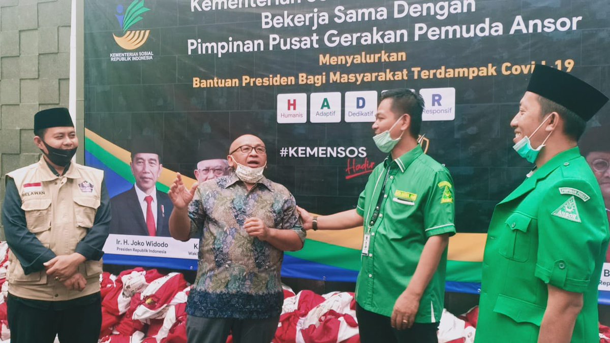 Terima kasih Pak Mensos @juliaribatubara yang memberi kepercayaan kepada Gugus Tugas GP Ansor untuk ikut menyalurkan 10 ribu paket bansos dari Kementrian Sosial.

Dengan jejaring GP Ansor, mudah2an bantuan ini akan cepat dan tepat sampai kepada sasaran.
