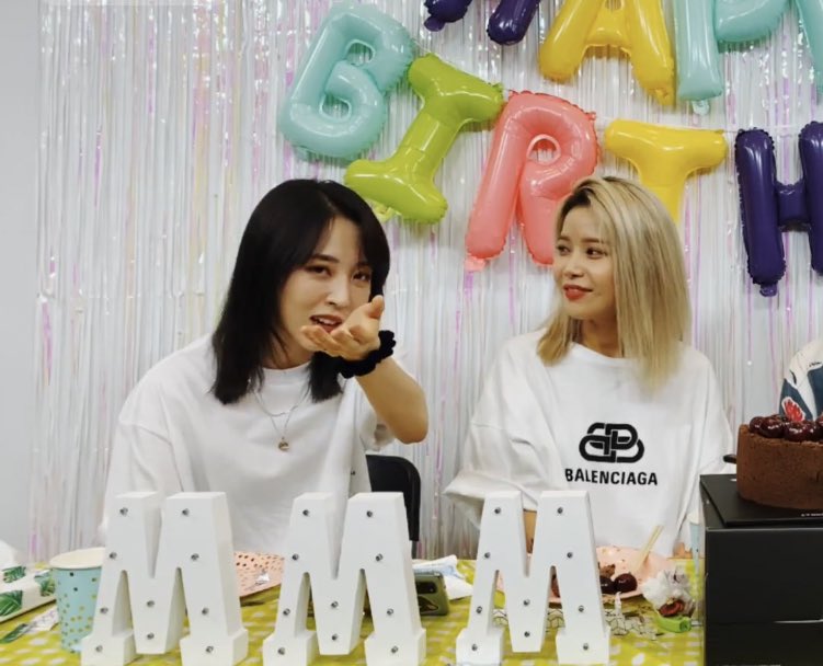 picmoonsun's tweet photo. the stare 👀💞 https://t.co/BxBXfo98qv