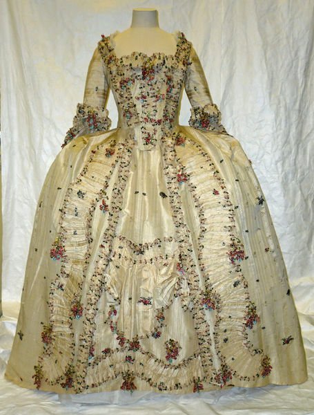 #FridayNightFrills 18th Century sack back gown, Spitalfield's silk, 1765-70 via @V_and_A