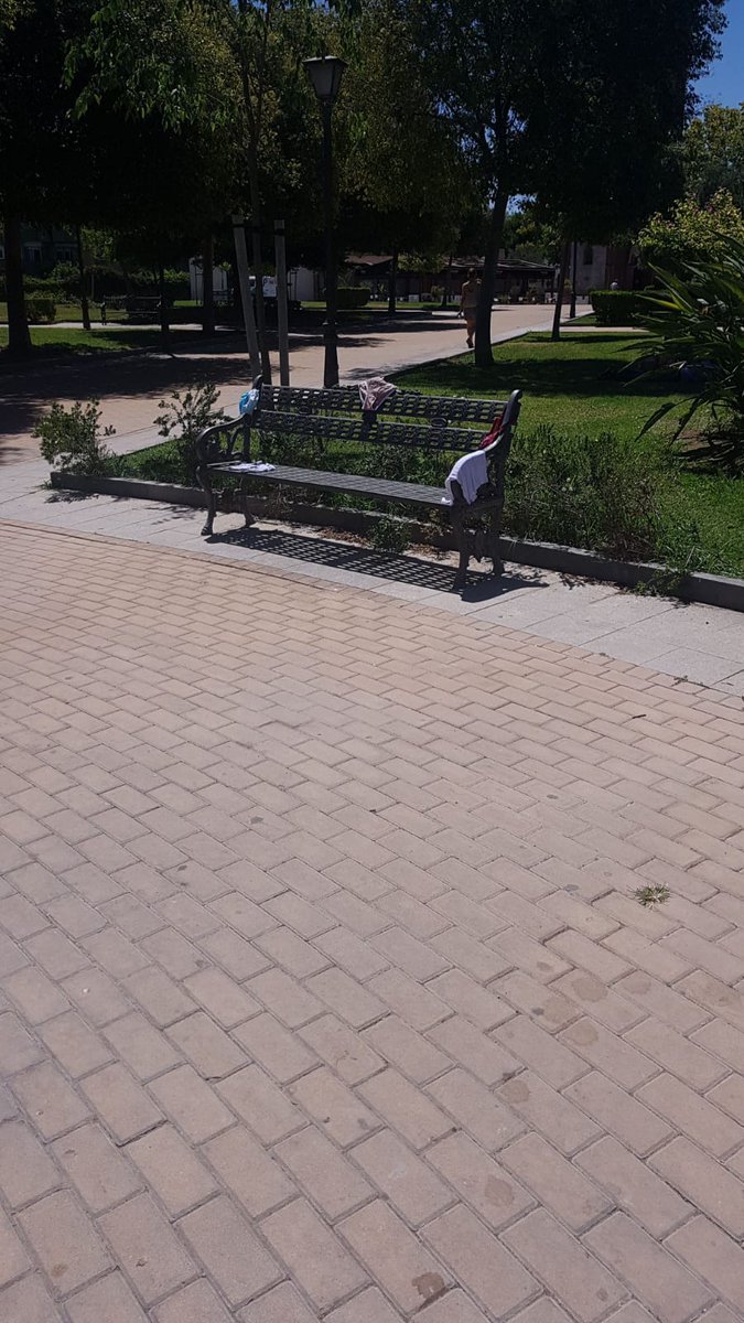MacarenaVecinos's tweet photo. El día a día de vecinos de la Macarena.Estas personas no pueden estar abandonadas en plena calle en un estado de alarma y sin medidas de higiene.Por ellos por TODOS. @EmergenciasSev @PoliciaSevilla @policia @jmfloresSVQ @JuanC__Cabrera @CSurNoticias @abcdesevilla @diariosevilla https://t.co/I0ckUrw0u6