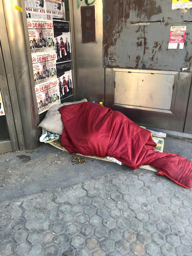 MacarenaVecinos's tweet photo. El día a día de vecinos de la Macarena.Estas personas no pueden estar abandonadas en plena calle en un estado de alarma y sin medidas de higiene.Por ellos por TODOS. @EmergenciasSev @PoliciaSevilla @policia @jmfloresSVQ @JuanC__Cabrera @CSurNoticias @abcdesevilla @diariosevilla https://t.co/I0ckUrw0u6