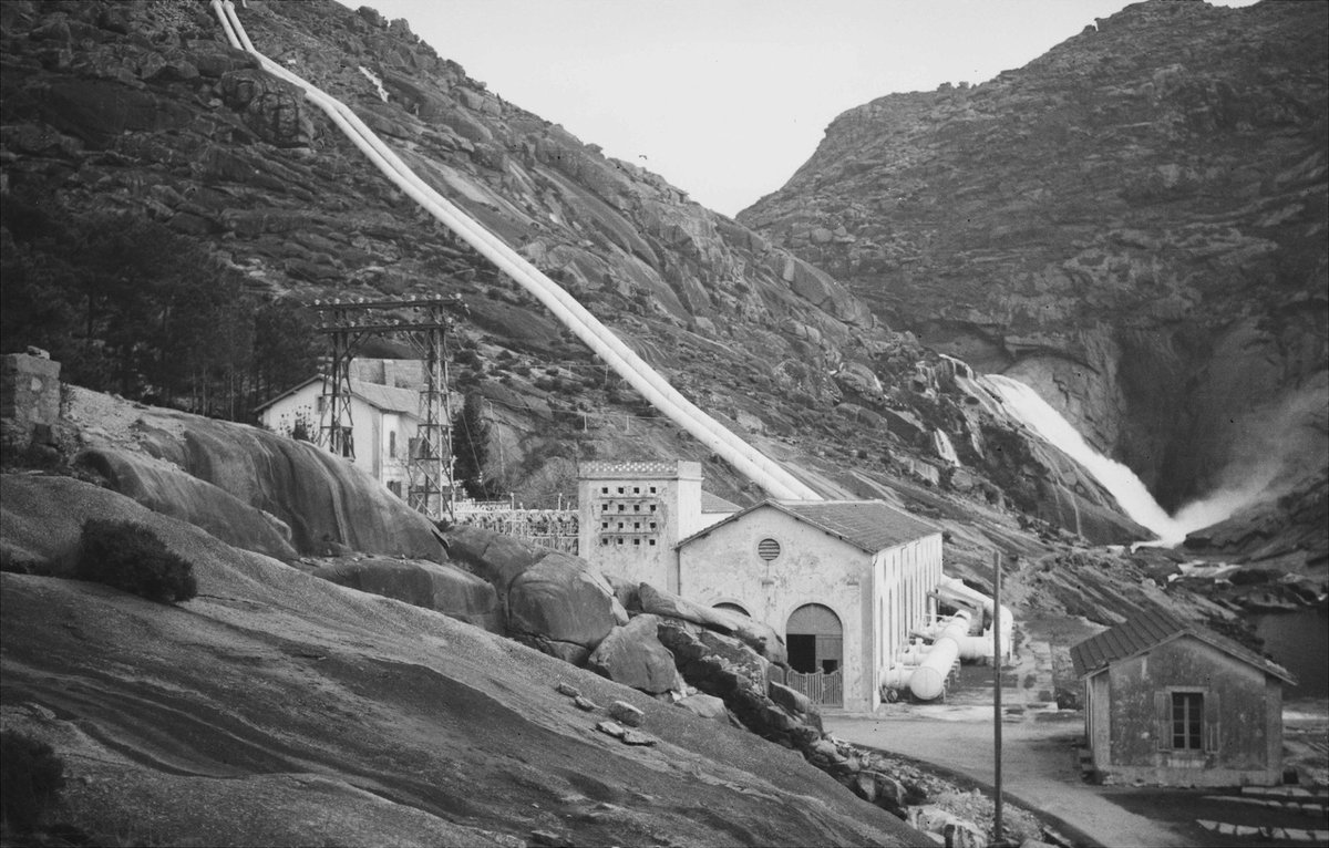 terratlantica's tweet photo. 💻🖼️ Con motivo da Semana Internacional dos Arquivos, o Arquivo do Reino de #Galicia organizou unha exposición virtual sobre #Galicia e os seus ríos, amosando fotos como esta do río Ézaro no @ConcelloDumbria.
.
🧐 Podes ver a expo virtual aquí 👉 https://t.co/h01ha4OpQb https://t.co/UahsQjokku