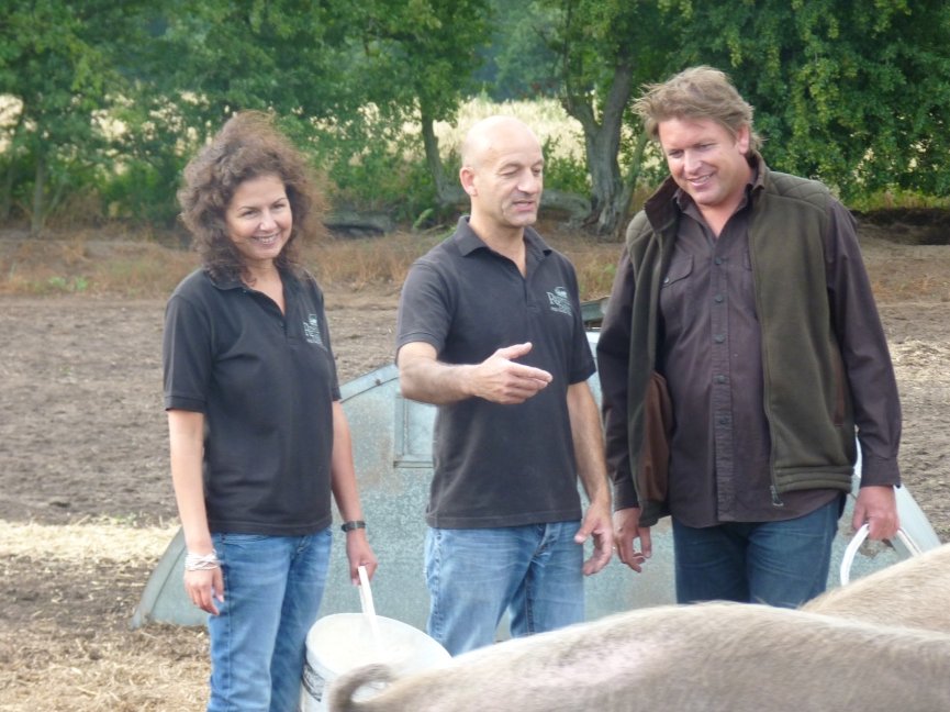 RedhillFarmPork's tweet photo. Well! Little treat later today. Watch us again on 'James Martin's Food Map of Britain' 17:30pm Ep 9 "world class Lincolnshire Pork" @jamesmartinchef 
https://t.co/WHIkS2R6un

@visitlincoln @greatfoodmag @guildoffinefood @Bailgatelincoln  @Amy_Claridge @DiscoverGains https://t.co/u5crZGszkm