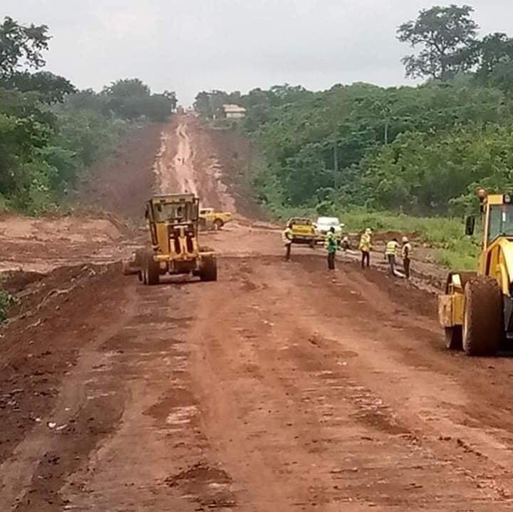 DRhdp's tweet image. Le désenclavement de l’axe routier #Dimbokro---&amp;gt;#Bocanda-Ananda long de 98 km est en marche . L’on assiste dans ces localités un ballet incessant des machines avec le vrombissement des moteurs H24 parce que le chef du Gouvernement a demandé aux entreprises engagées sur ce 👇