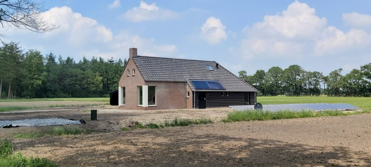 broekmanvof's tweet photo. De off grid #koloniewoning van de Toekomst in Frederiksoord is opgeleverd. Voorlopig nog met een elektriciteitsaansluiting, omdat de zonnepanelen nog niet voldoende genereren om de koloniewoning dag en nacht te voorzien van stroom, verwarming en warm water. https://t.co/WEAaJ50ag6