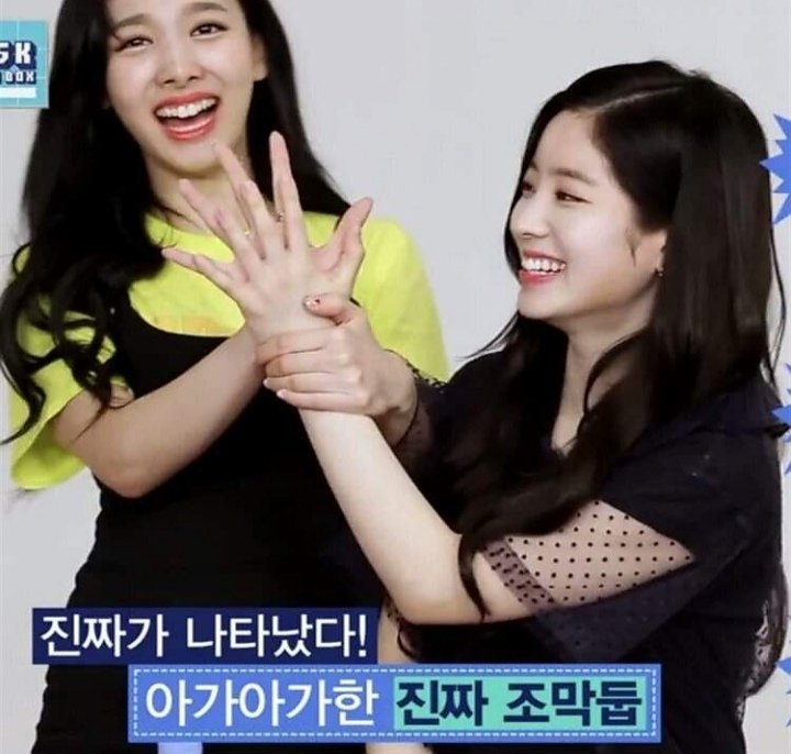 tiny_nayeon's tweet photo. those tiny hands! https://t.co/9HpGfzut1T