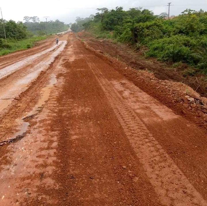 DRhdp's tweet image. Le désenclavement de l’axe routier #Dimbokro---&amp;gt;#Bocanda-Ananda long de 98 km est en marche . L’on assiste dans ces localités un ballet incessant des machines avec le vrombissement des moteurs H24 parce que le chef du Gouvernement a demandé aux entreprises engagées sur ce 👇