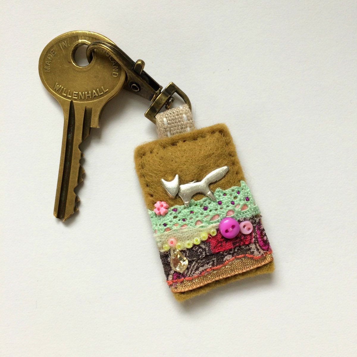 elliestreasures's tweet photo. Cute little #fox themed bag dangle accessory, hand sewn in beautiful mustard felt with pretty embellishments.  Perfect clip for keys and spiral notebooks too!

https://t.co/rs9hBJzI4f

#etsyshop #elliestreasures #accessories #UniqueGifts https://t.co/LdT4qMzfx3