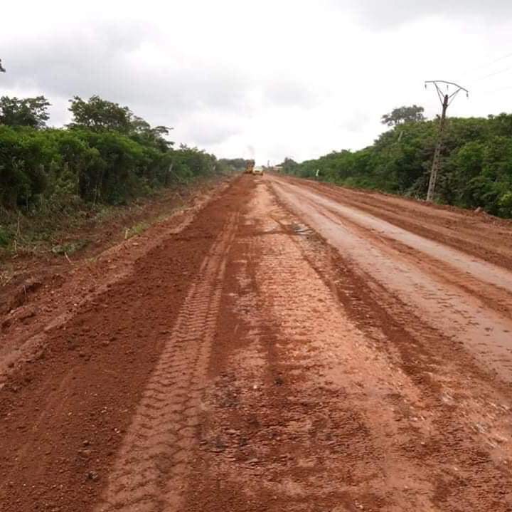 DRhdp's tweet image. Le désenclavement de l’axe routier #Dimbokro---&amp;gt;#Bocanda-Ananda long de 98 km est en marche . L’on assiste dans ces localités un ballet incessant des machines avec le vrombissement des moteurs H24 parce que le chef du Gouvernement a demandé aux entreprises engagées sur ce 👇