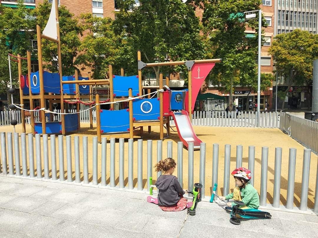 👦🏽 A partir de d'avui, 19/06/2020, reobren els parcs infantils amb la màxima seguretat. 
Els nens majors de 6 anys han de dur mascareta 😷 i vetllar sempre per la distància de seguretat 🔛
.
.
.
#LesFonts #apvLesFonts #salutLesFonts