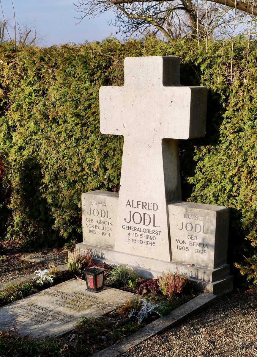 Da wir jetzt ja alle über  #Statuen,  #Denkmäler,  #Erinnerungsorte diskutieren: auf der Fraueninsel in Bayern steht immer noch ein „Schein“-Grabstein für den Nazi-Kriegsverbrecher Alfred Jodl.