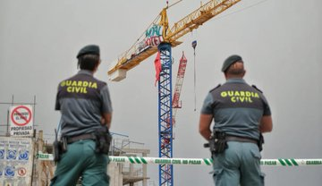andrestlm_'s tweet photo. A parte del evidente atentado ecológico que supone la construcción del hotel en La Tejita, una playa virgen con fauna y flora autóctona y lugares naturales únicos, ¿qué problemas de fondo se combaten en esta lucha? ¿Por qué es importante para Canarias #SalvarLaTejita? 

⬇️⬇️⬇️ https://t.co/HugYVmFhCo
