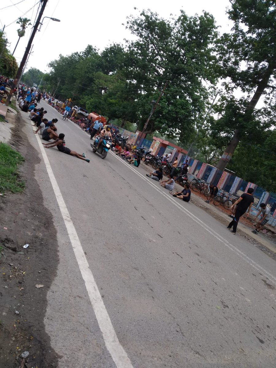 BoseProbal27's tweet photo. @NitishKumar @SushilModi @CRPFBIHAR while social distancing measures are appreciated, the CRPF do not own the Moinul Haq Stadium. By what logic are people being allowed to exercise in the middle of a busy road, when the stadium (a public property) is been locked out by CRPF? https://t.co/B80Ahi3MKb