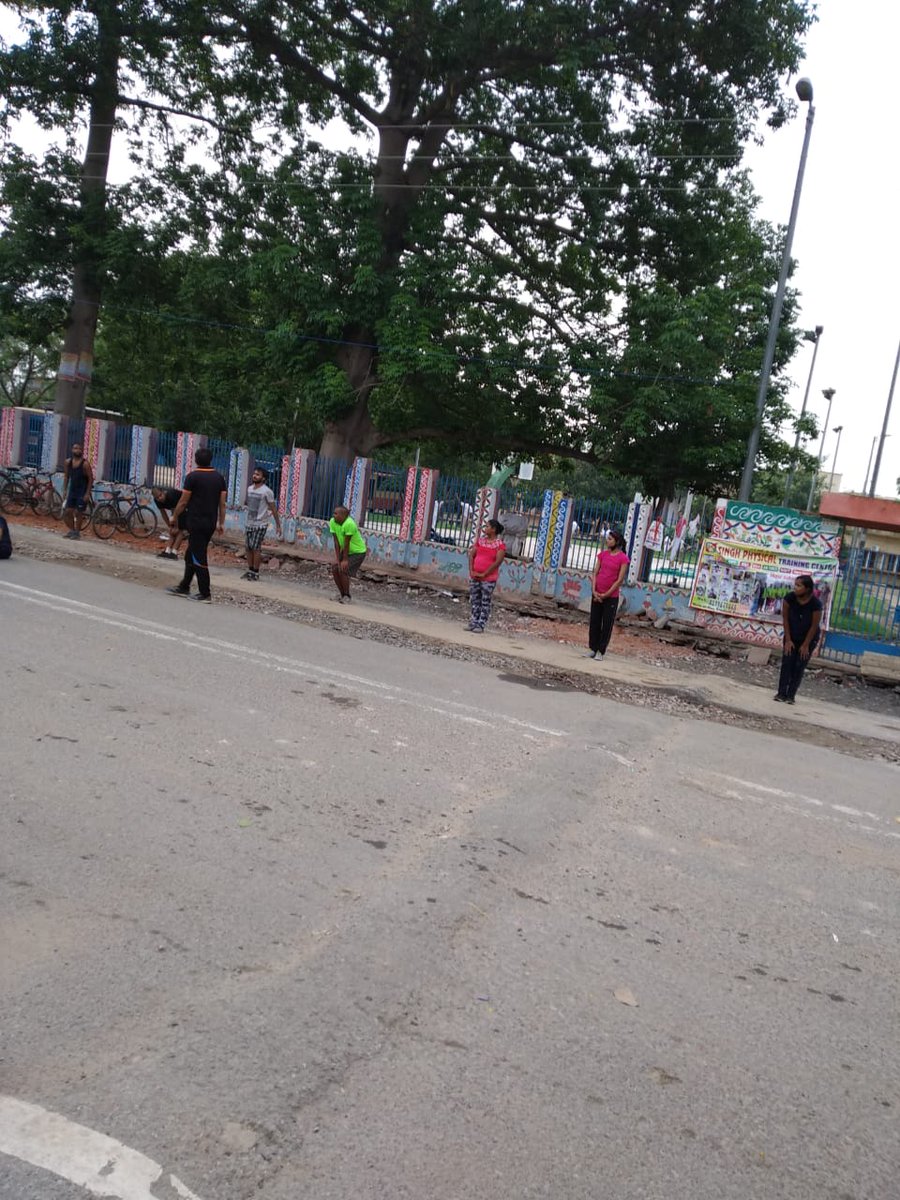 BoseProbal27's tweet photo. @NitishKumar @SushilModi @CRPFBIHAR while social distancing measures are appreciated, the CRPF do not own the Moinul Haq Stadium. By what logic are people being allowed to exercise in the middle of a busy road, when the stadium (a public property) is been locked out by CRPF? https://t.co/B80Ahi3MKb