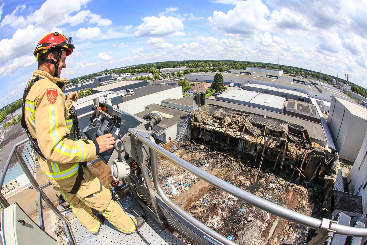 @harriefotogra maakte 10 foto's van de ravage na de zeer grote #brand gisteren bij @HuijbregtsGroep in #Helmond ..