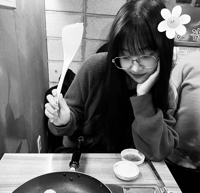 hourlyEXOVET's tweet photo. Dinner🖤

#chenjoy #exo #redvelvet #exovet #hourlyexovet #chen #joy https://t.co/wS3oGuxLmM