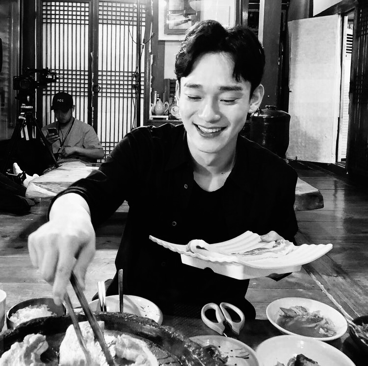 hourlyEXOVET's tweet photo. Dinner🖤

#chenjoy #exo #redvelvet #exovet #hourlyexovet #chen #joy https://t.co/wS3oGuxLmM