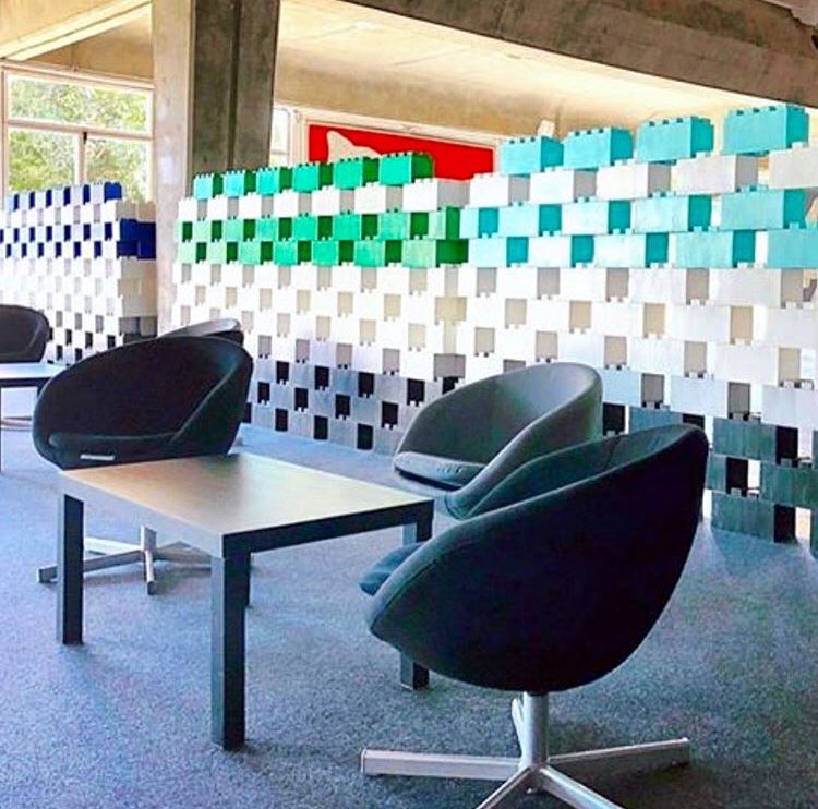 EverBlockFr's tweet photo. Cloisons qui laissent passer le soleil ☀️ pour illuminer vos journées au bureau 🤩 #everblocks #soleil #bureau #cloisons #everblockfr #everblockfrance #colors #design https://t.co/sITsakMCeJ